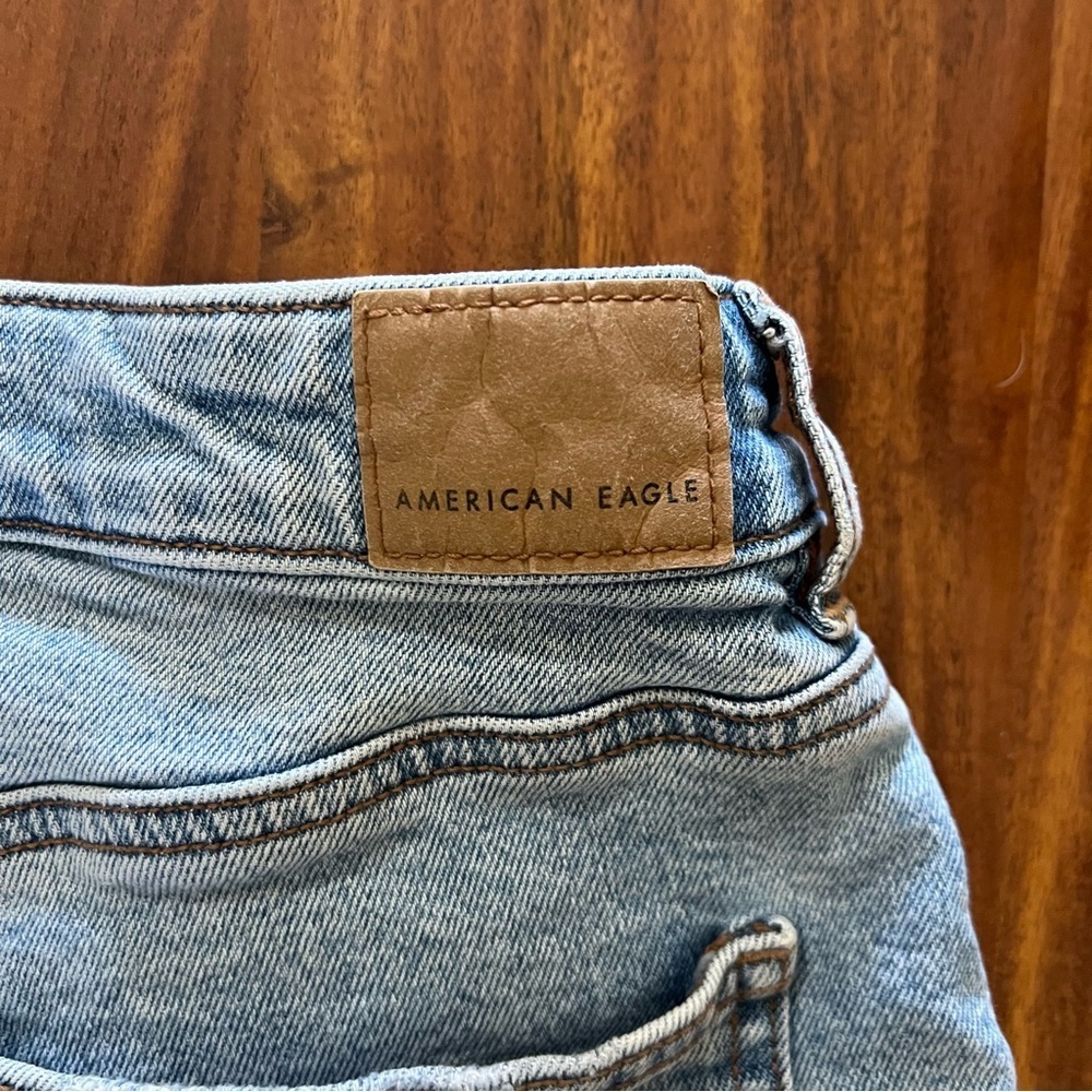 American Eagle Strigid Ripped Cuffed Mom Shorts Light Wash size 2 - Picture 6 of 7